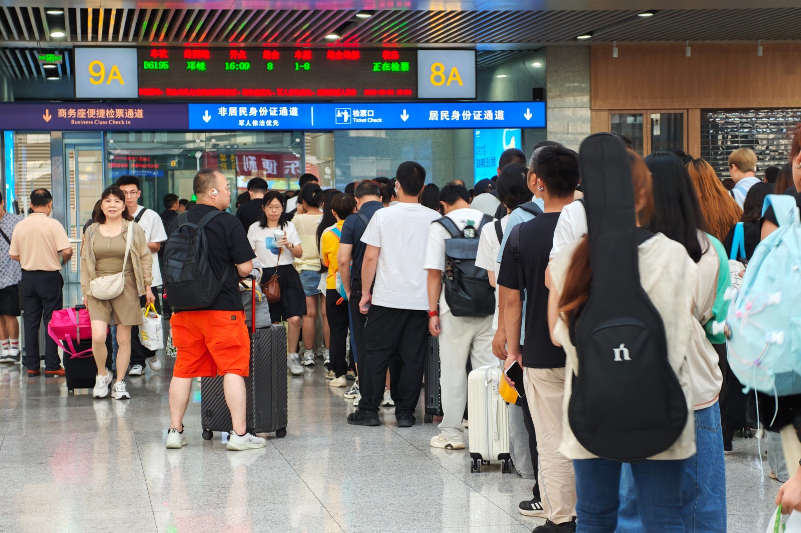 重庆北站旅客有序检票乘车。汪亮，摄.jpg