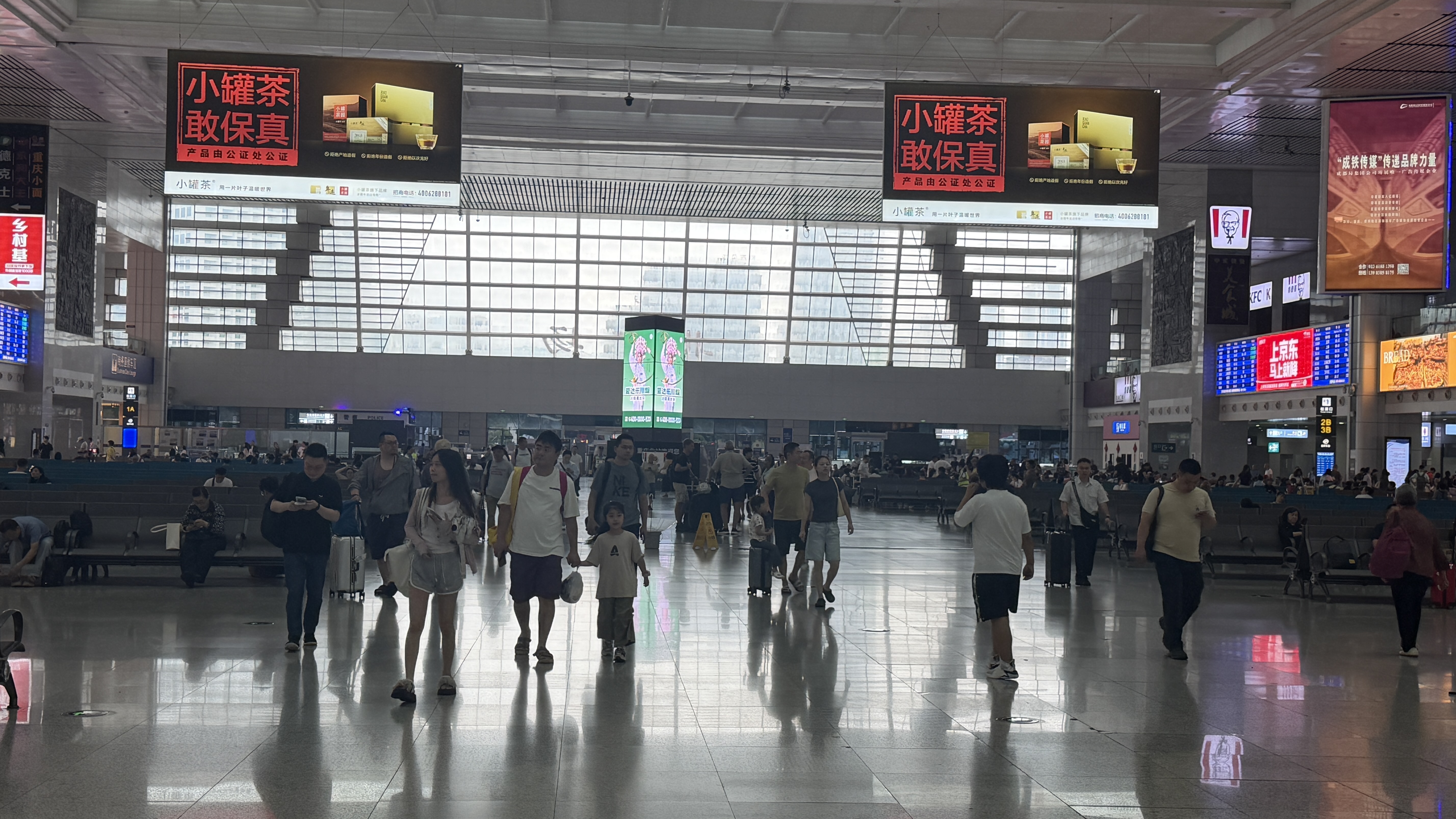 重庆北站候车厅客流情况。蒋远智,摄.jpg
