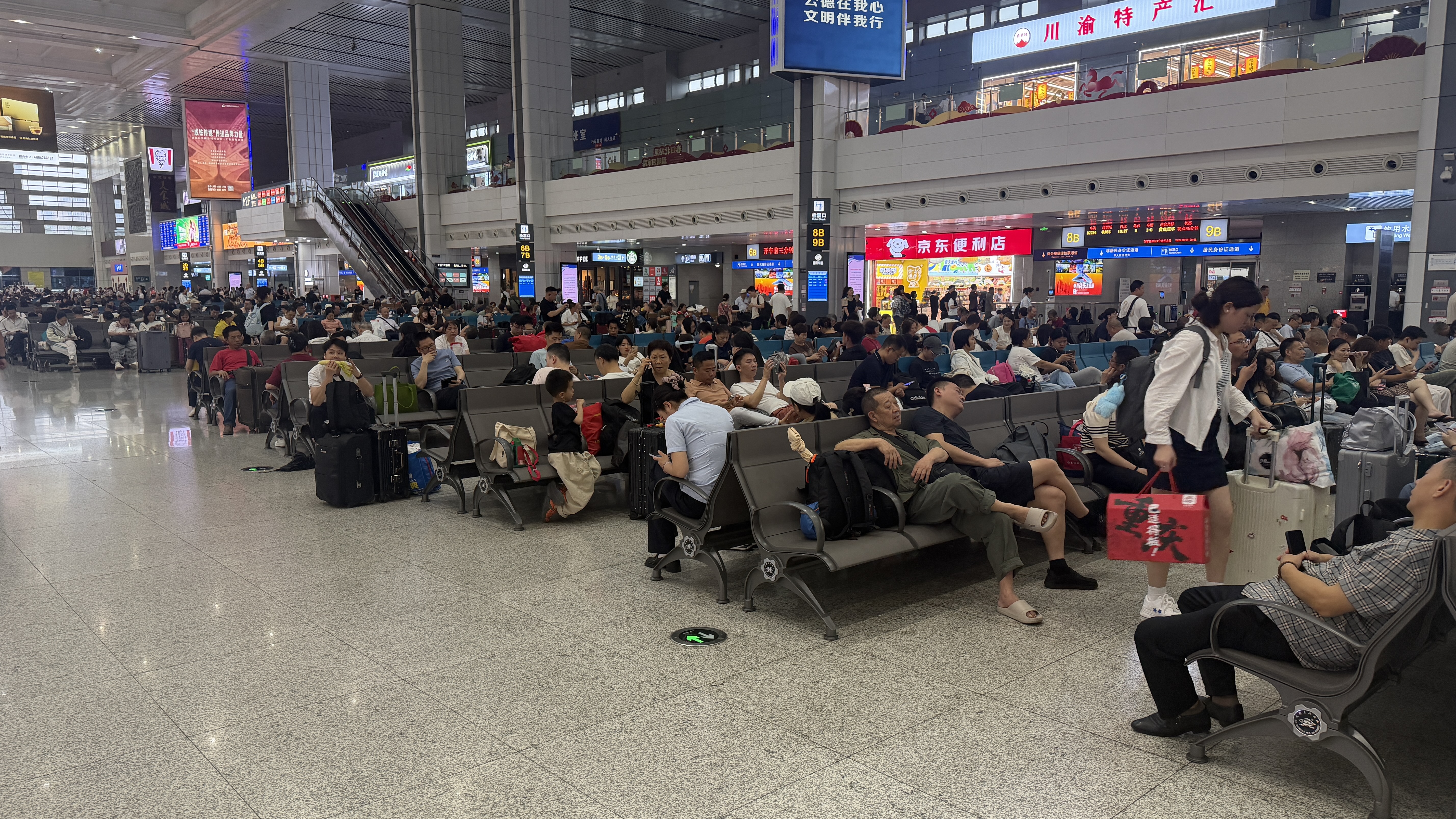 重庆北站旅客候车。蒋远智,摄.jpg
