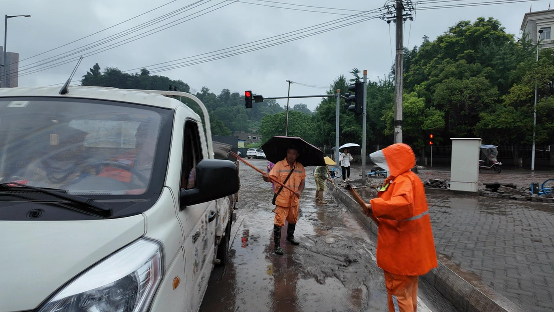 城市管理局 暴雨过后清淤忙 环卫一线保畅通