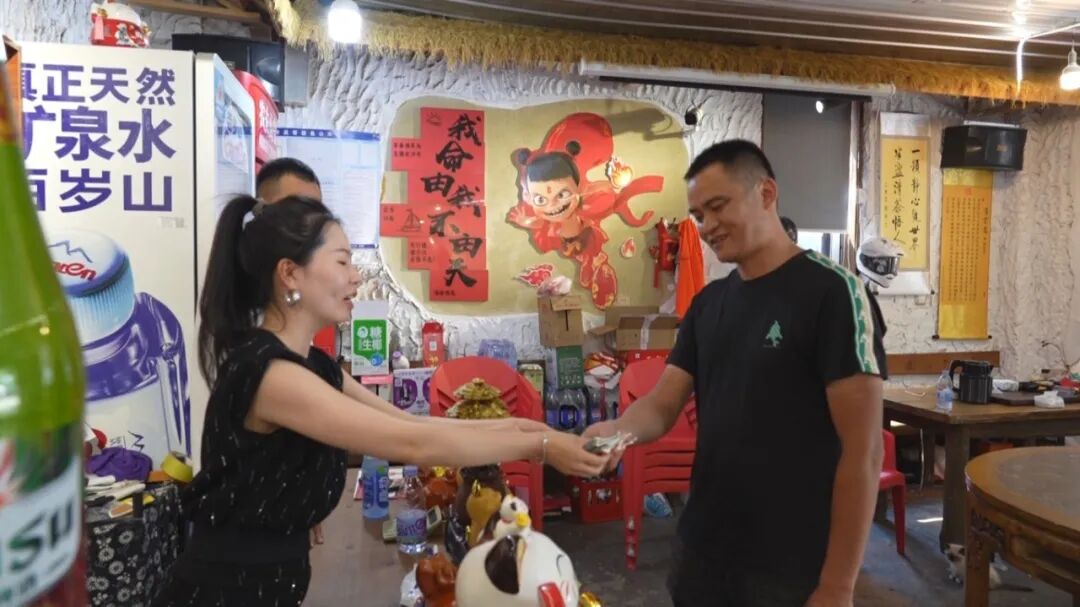 【凡人微光】市民遗落万元工资 热心店主完璧归赵