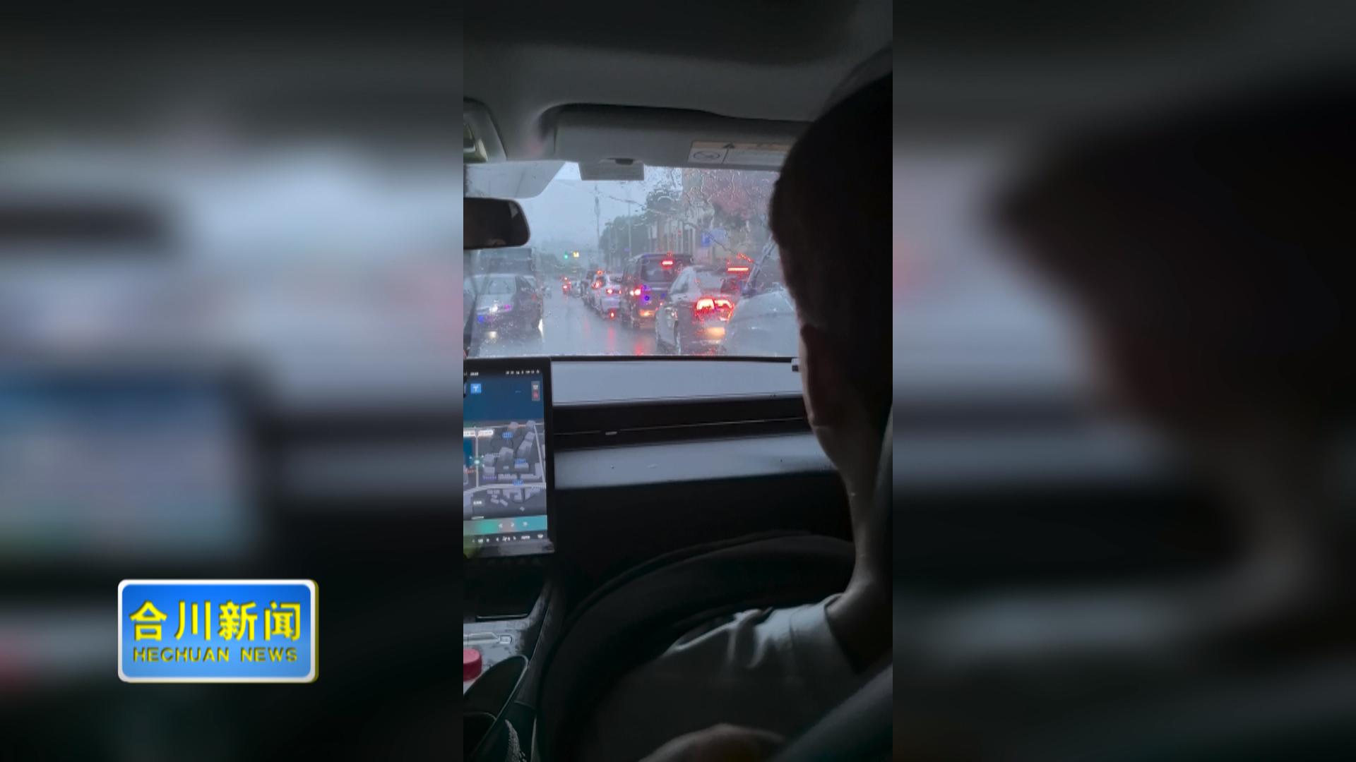暴雨断路考生遇困 合川交警暖心送考