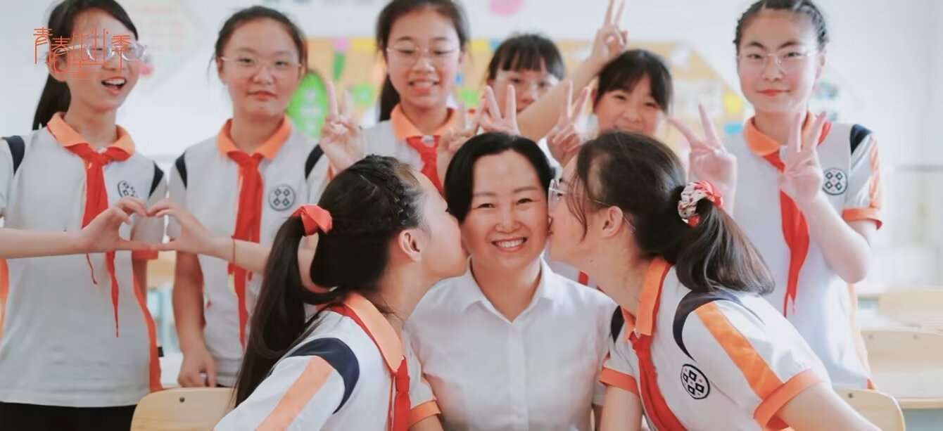 黄老师跟学生们在一起。受访者供图.jpg