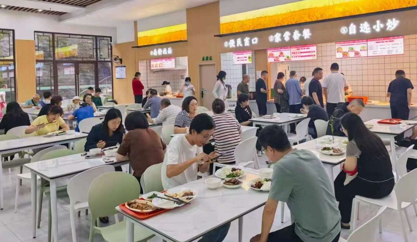 一  市民在巴国城慧心社区食堂用餐。受访单位供图.jpg
