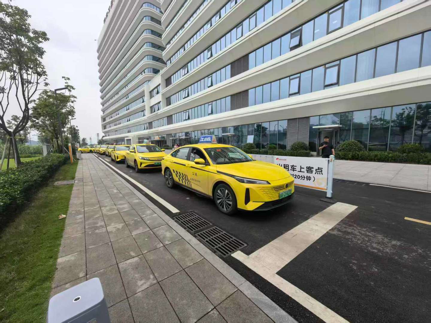 右头)整治后的出租车统一上客点,秩序井然。.jpg