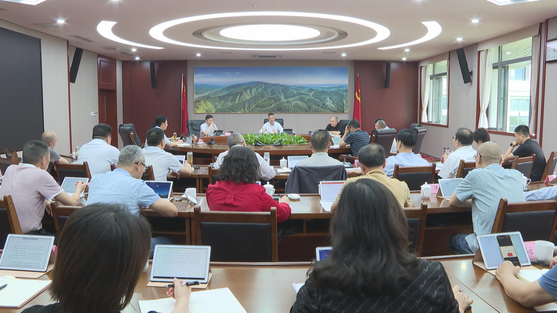 区委理论学习中心组举行专题学习会议