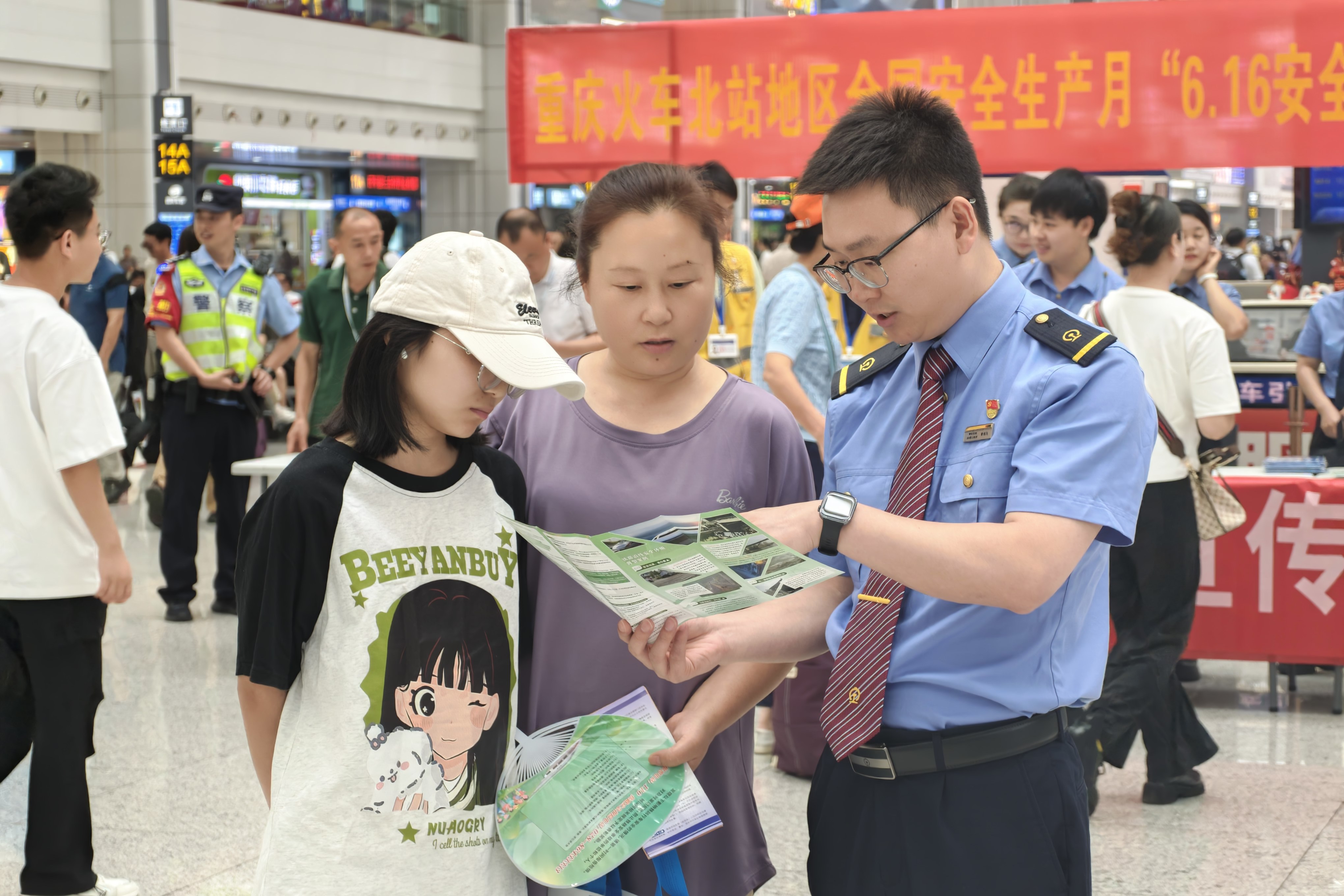 工作人员为旅客开展文明出行宣传。汪亮,摄.jpg
