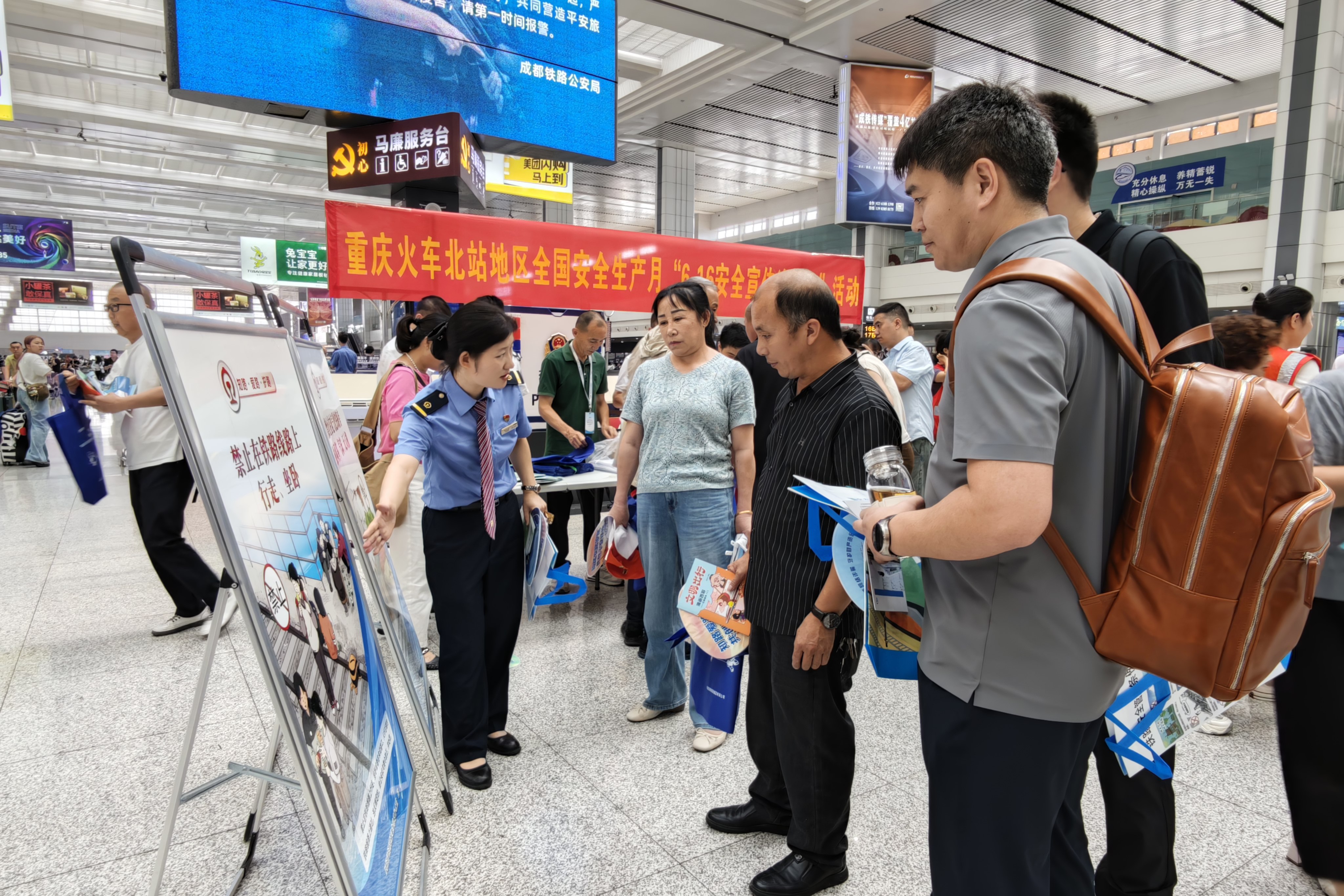 工作人员为旅客普及安全案例。汪亮,摄.jpg
