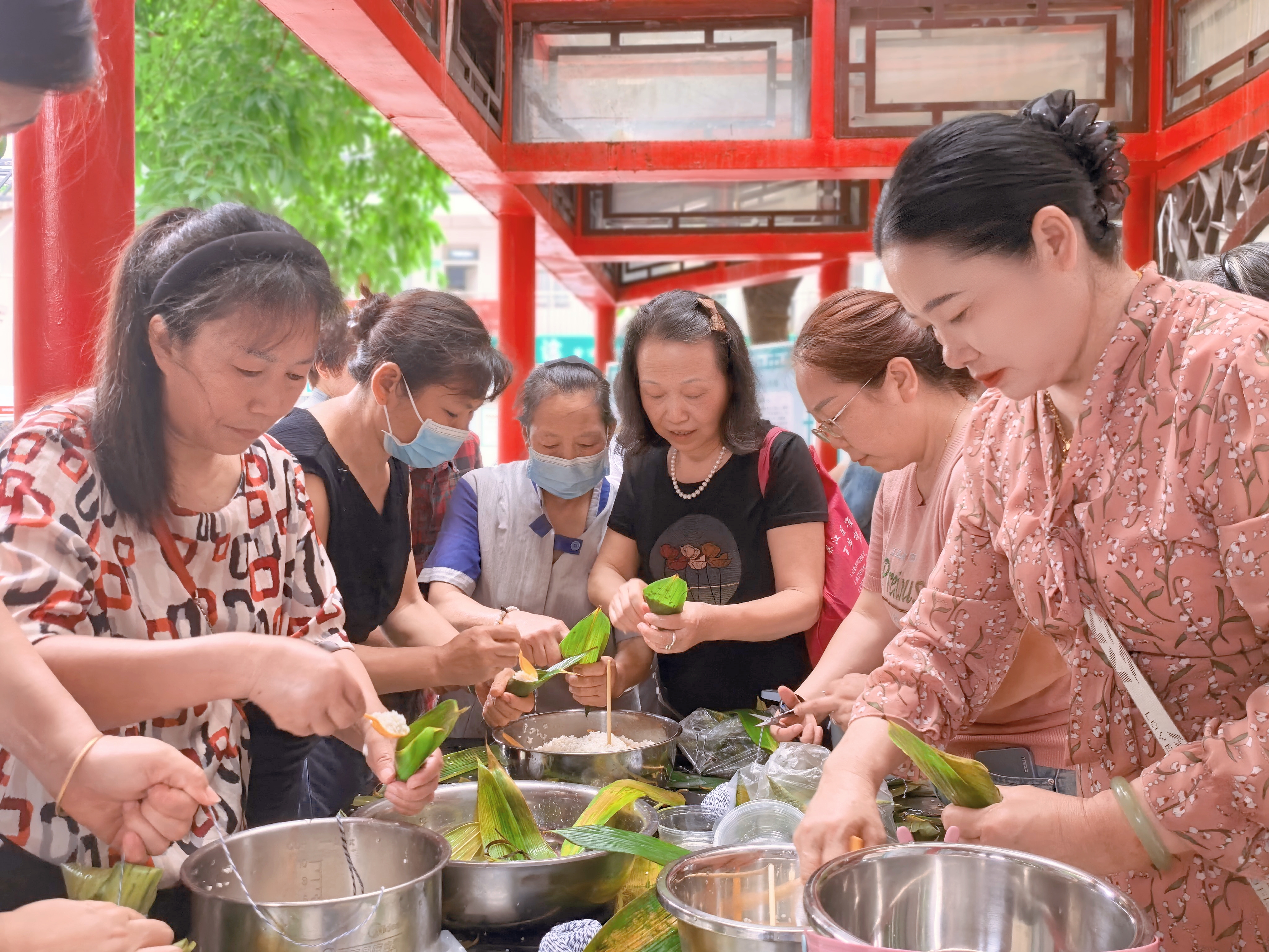 居民和就诊患者欢聚一堂包药膳粽摄影：张小宁.jpg