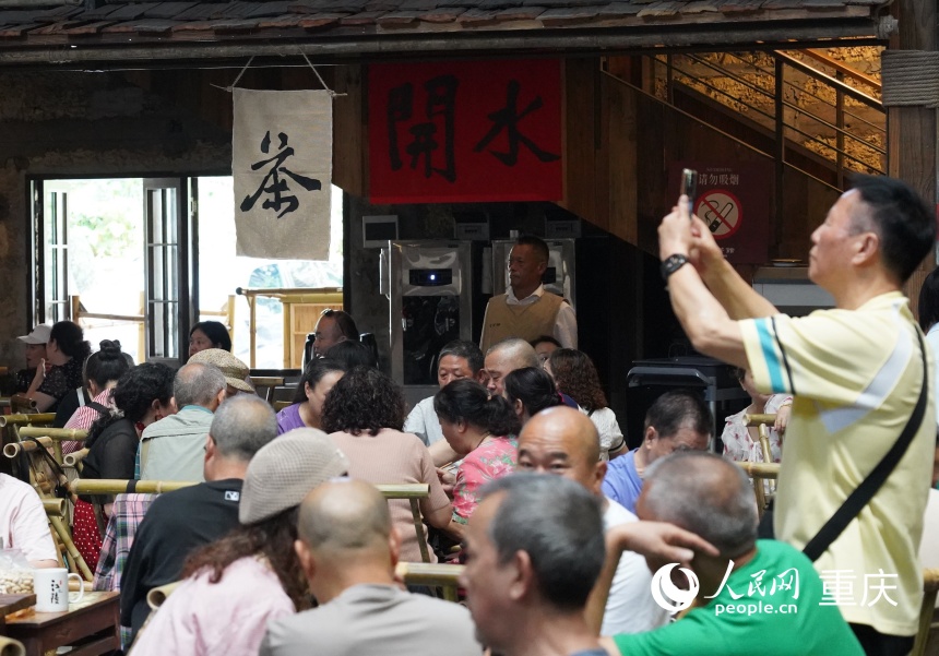 茶馆内市民拍照打卡。人民网记者 冯文彦摄