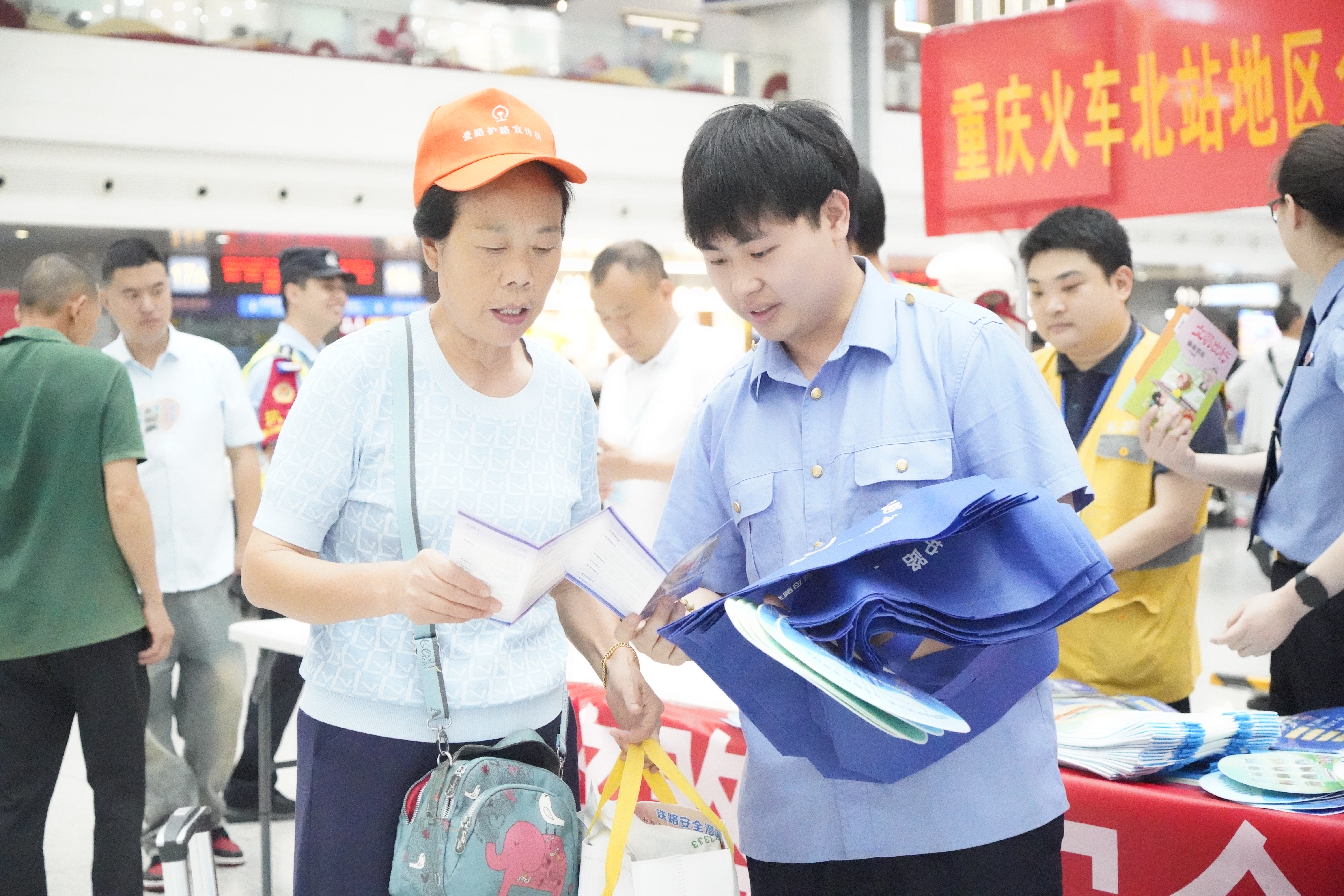 工作人员为向旅客发放安全纪念品。匡俊吉,摄.jpg