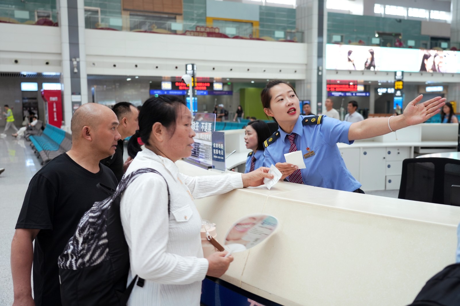重庆北站工作人员解答旅客疑问。汪亮，摄.jpg