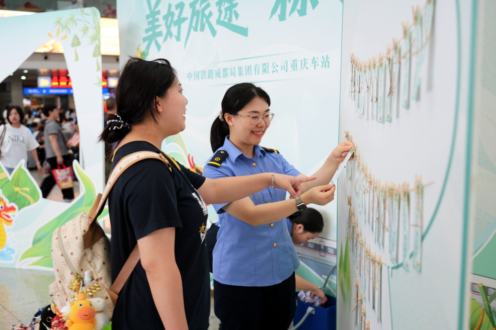 旅客参与端午诗词接龙和问答活动。汪亮,摄.jpg