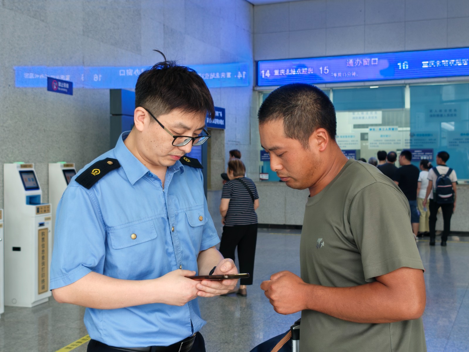 票务引导专员帮助旅客线上办理业务。魏伟,摄.jpg