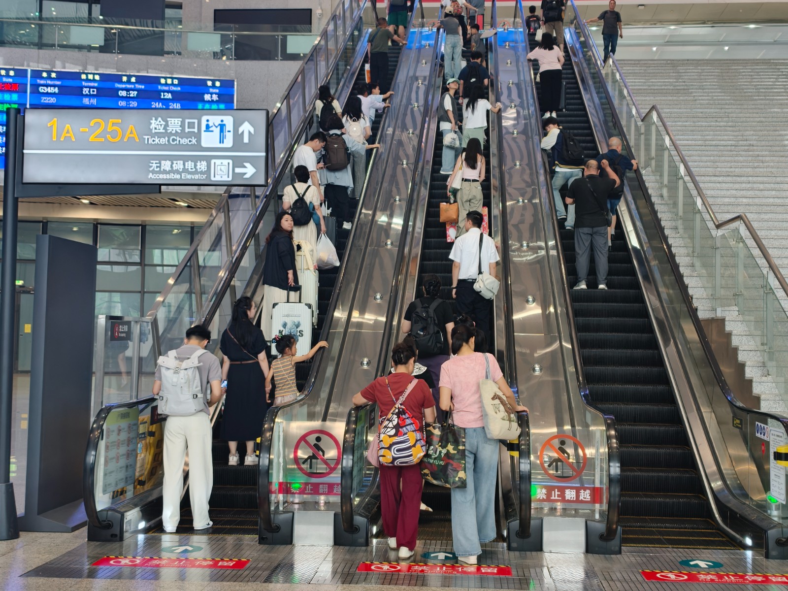 重庆北站旅客乘坐扶梯前往候车厅。魏伟,摄.jpg