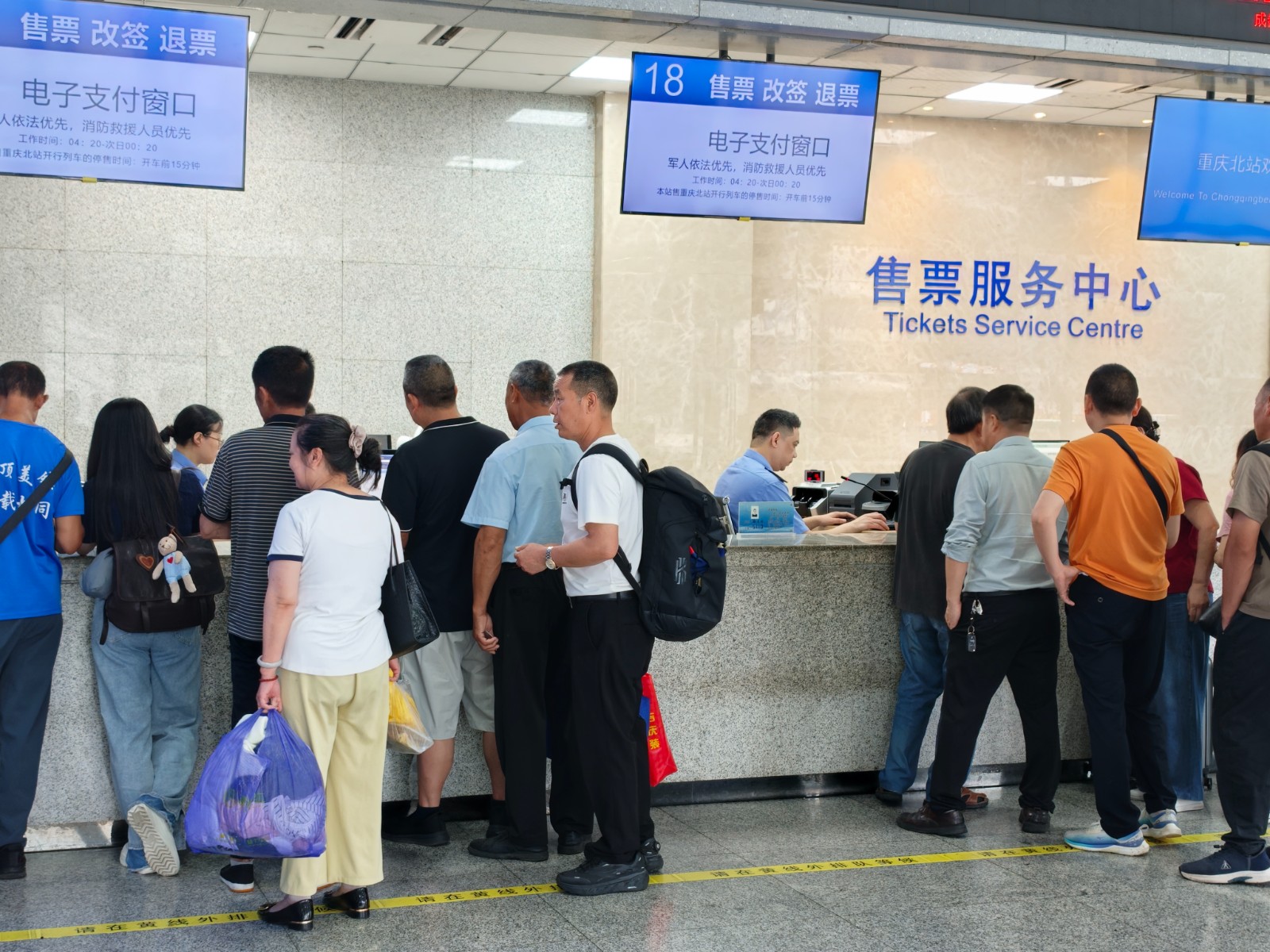 车站加开通办窗口为旅客办理业务。魏伟,摄.jpg