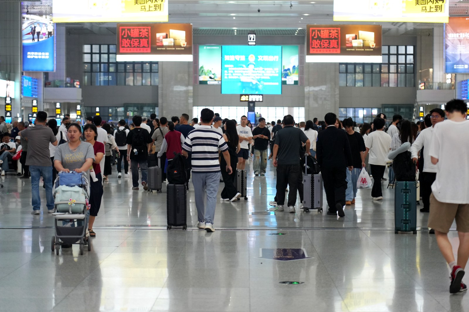 重庆北站端午候车厅旅客出行。汪亮,摄.jpg