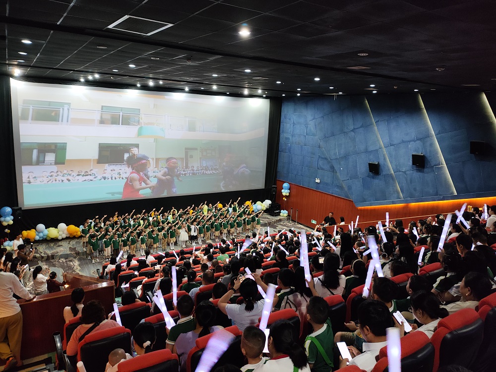 孩子们表演。.jpg