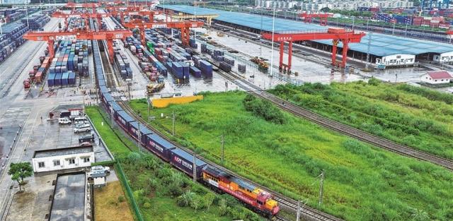 重庆首发新型汽车箱整列中欧班列
