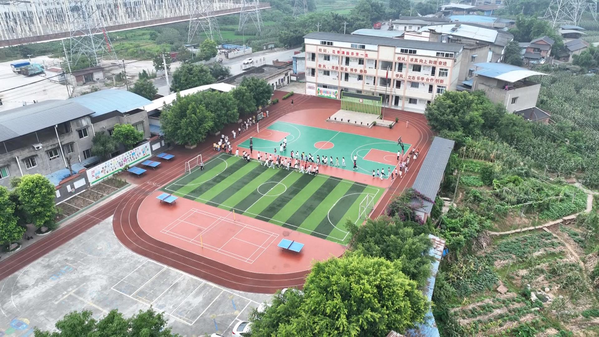 送清凉进教室 多措并举优化办学条件