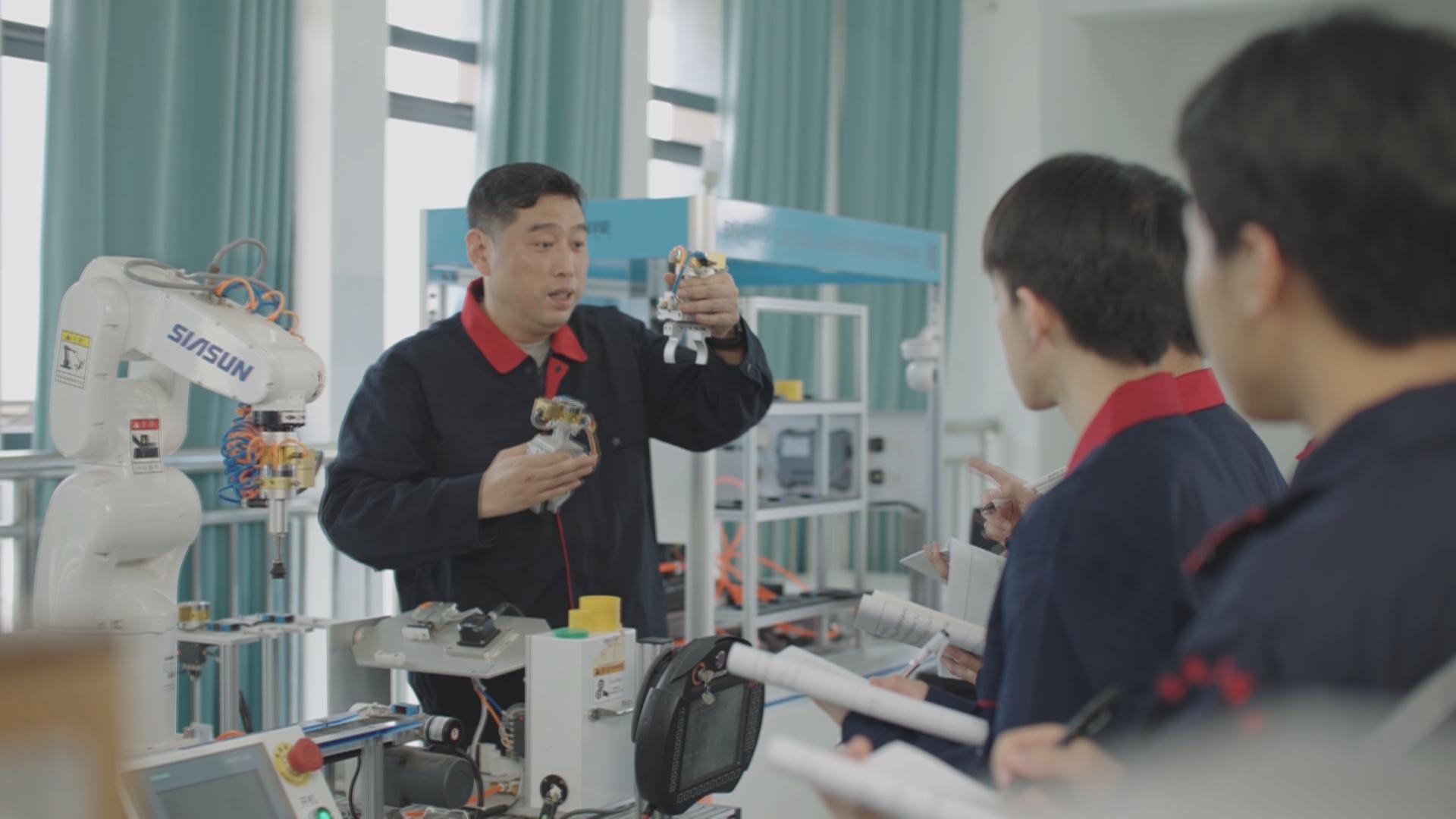 重庆市第七届劳动模范和先进工作者系列报道第五期——邱庆