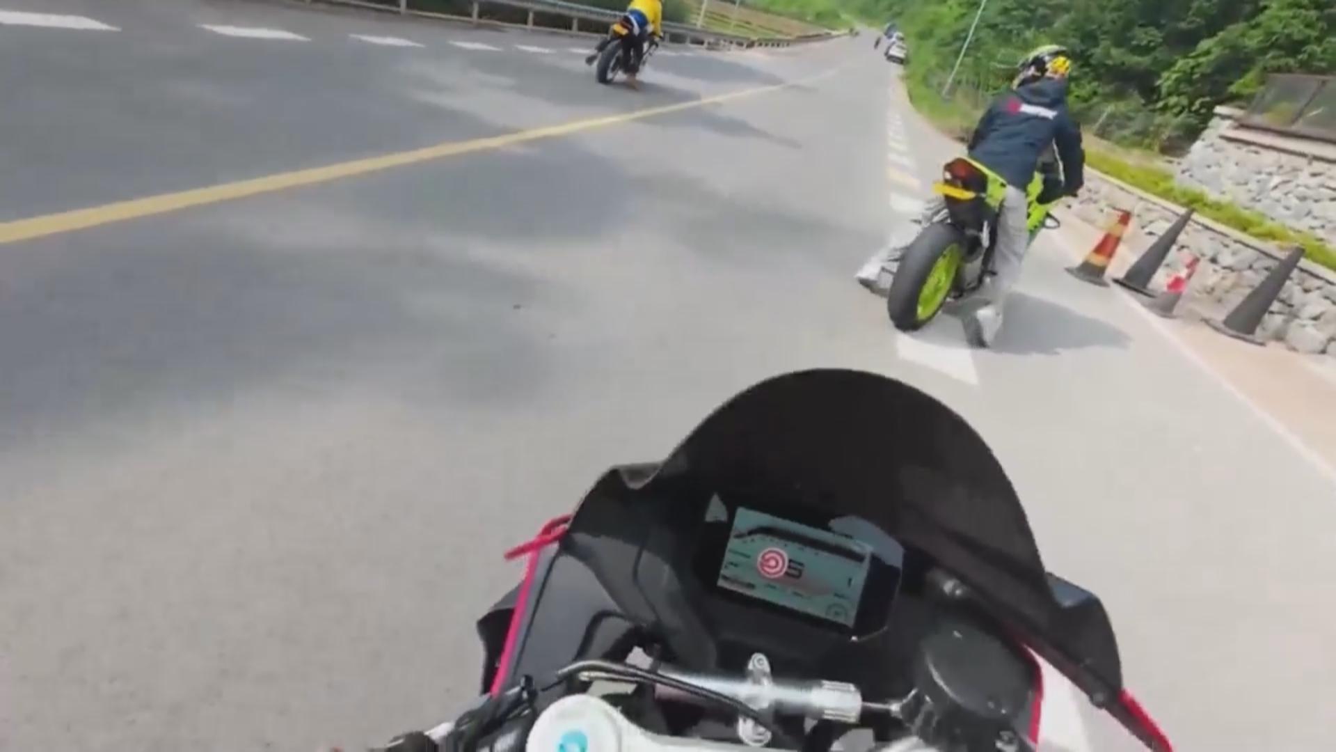 网红山道飙车“称王”博流量 巴南交警依法严处