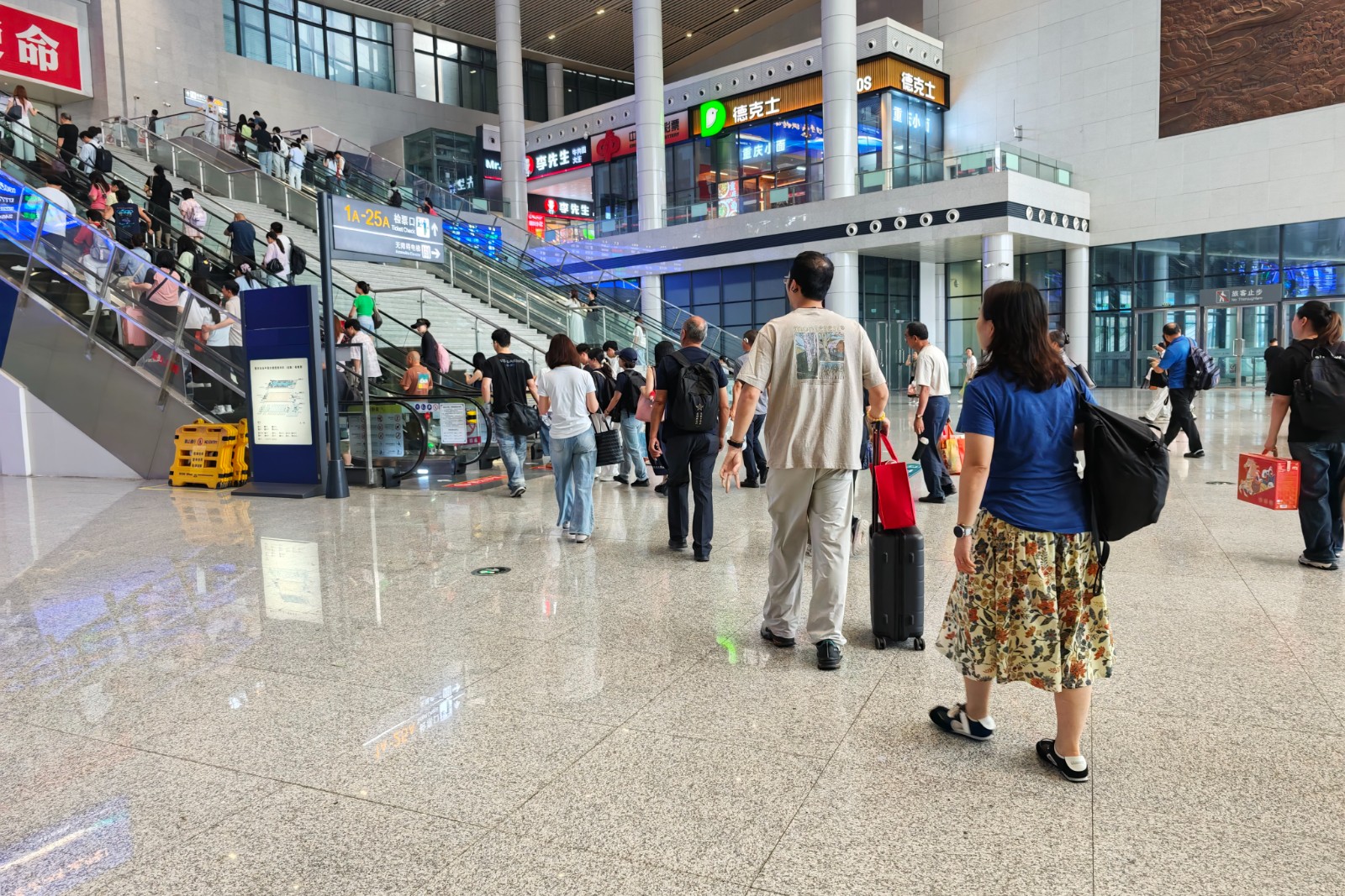 重庆北站旅客进站乘车。汪亮，摄.jpg