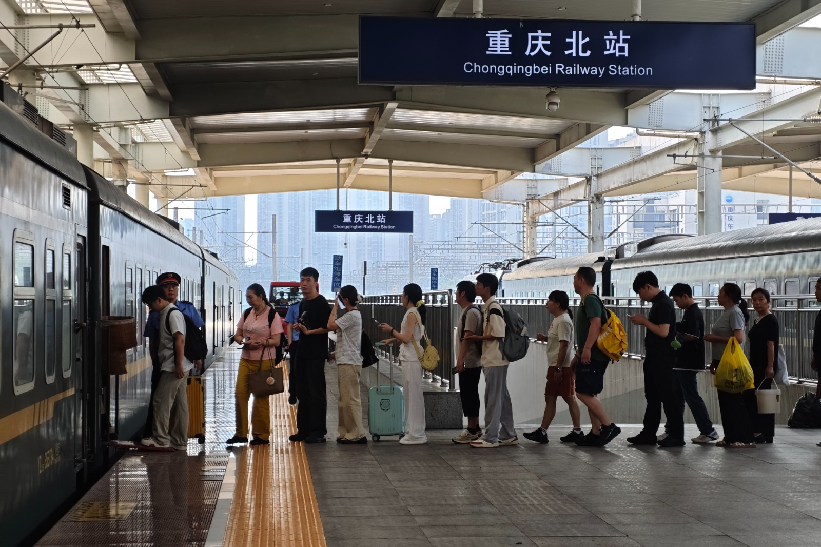 重庆北站站台旅客排队乘车。汪亮，摄.jpg