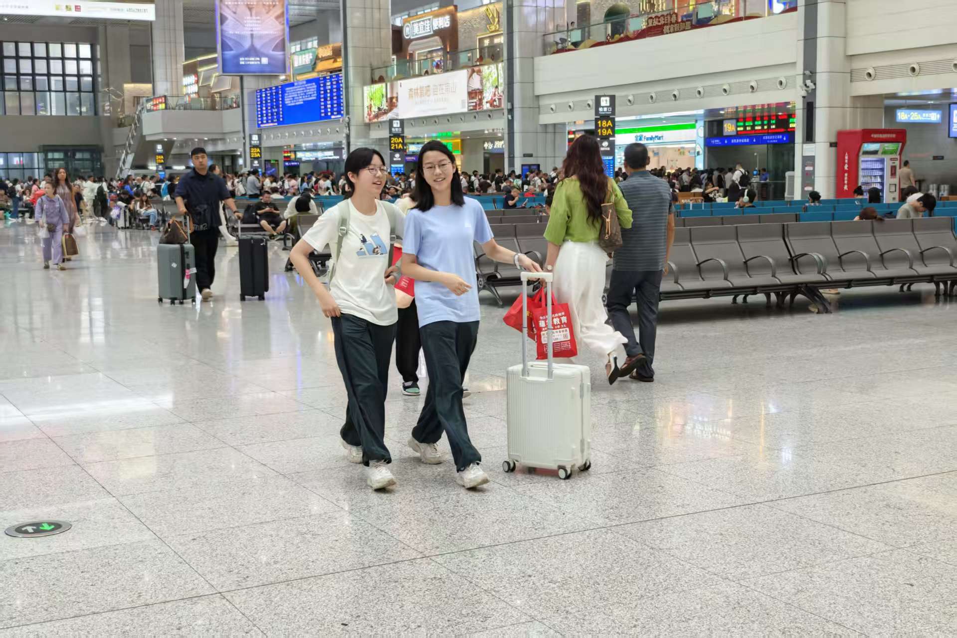 重庆北站候车厅旅客出行。汪亮，摄.jpg