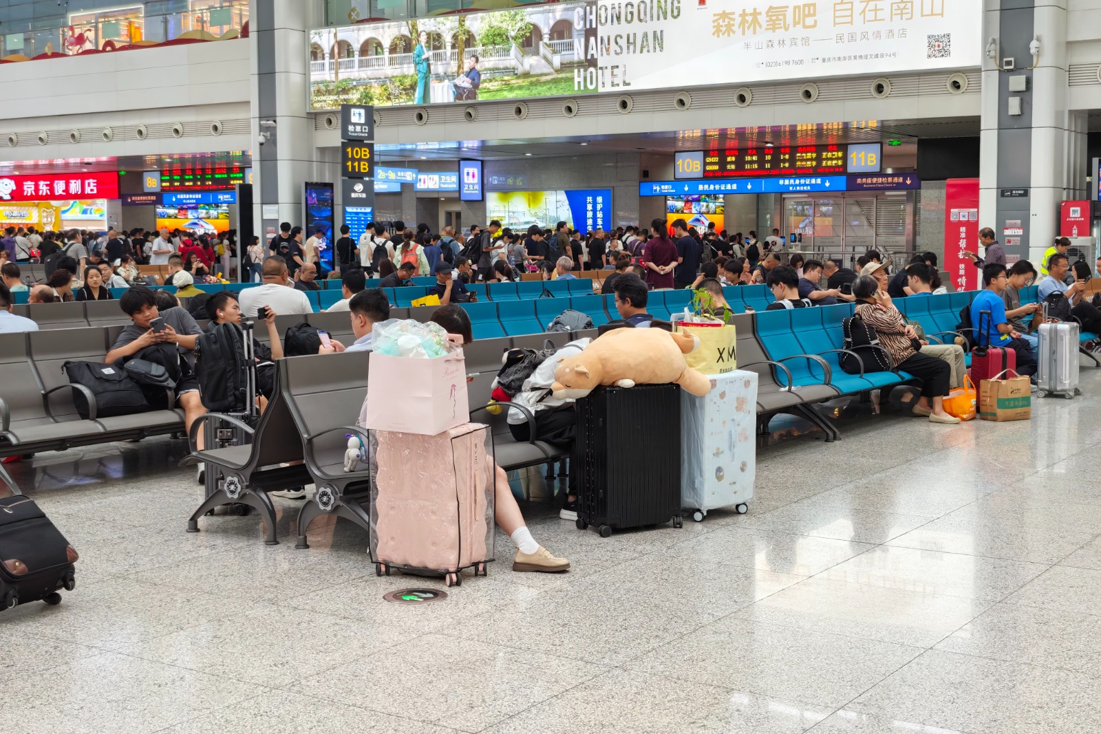 重庆北站候车厅内旅客有序候车。汪亮，摄.jpg