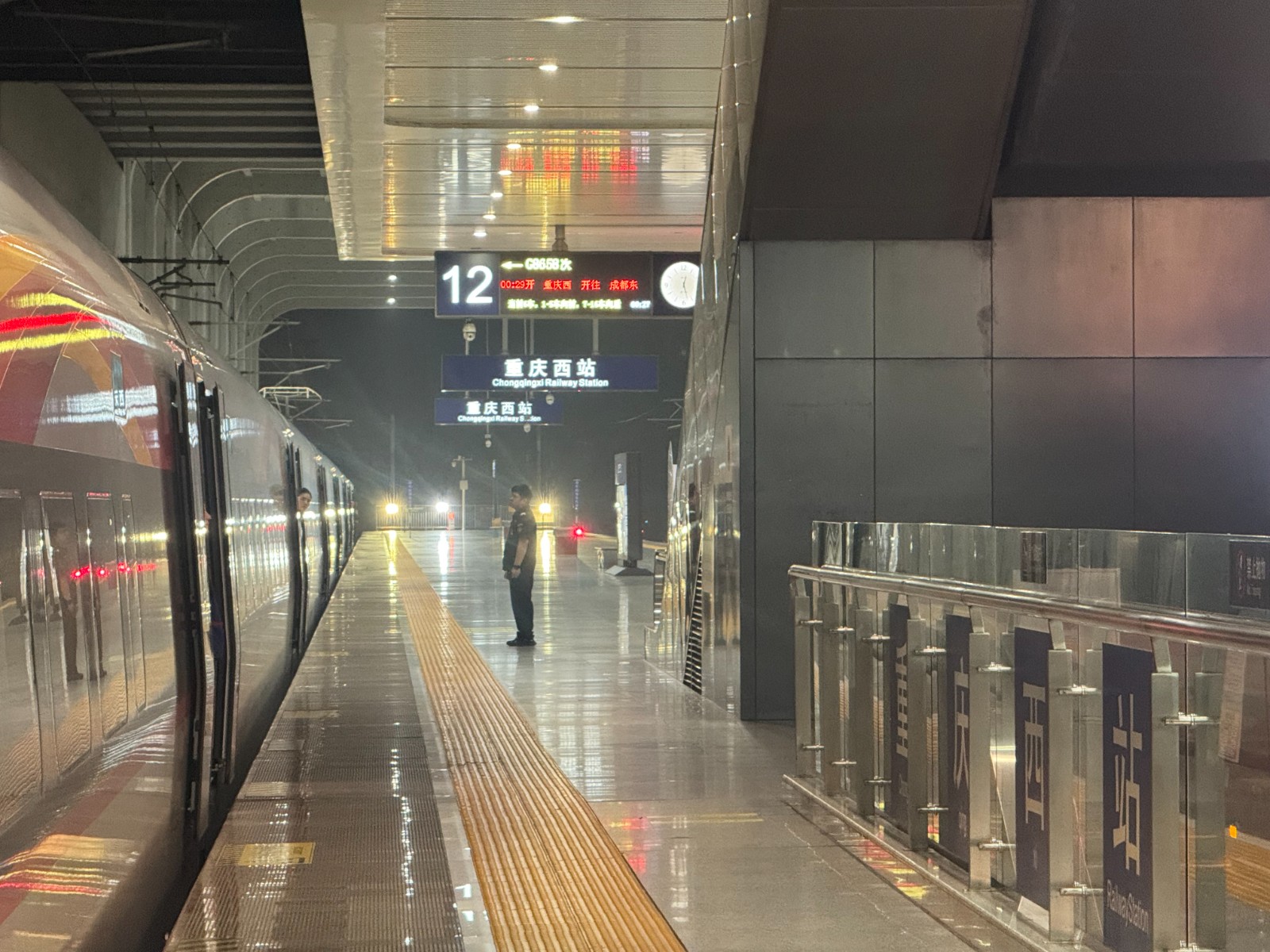 歌迷专列准备从重庆西站发车。颜纪伟，摄.jpg