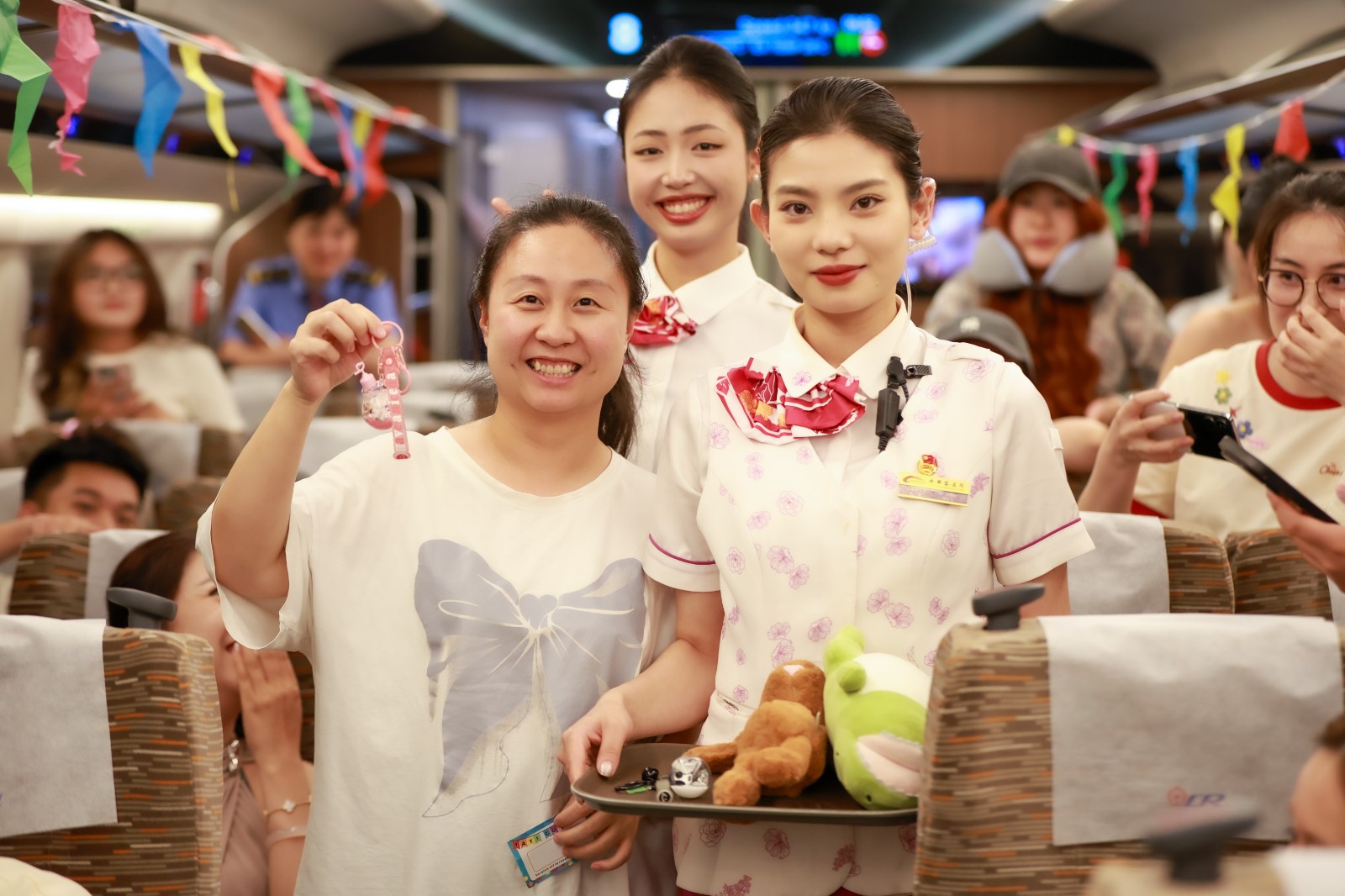 列车上工作人员为歌迷准备的纪念品。颜纪伟，摄.jpg