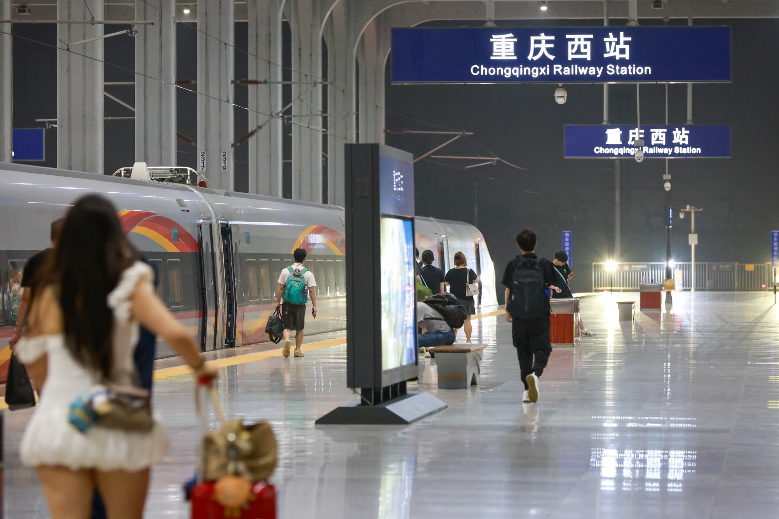 歌迷从重庆西站上车。颜纪伟，摄.jpg