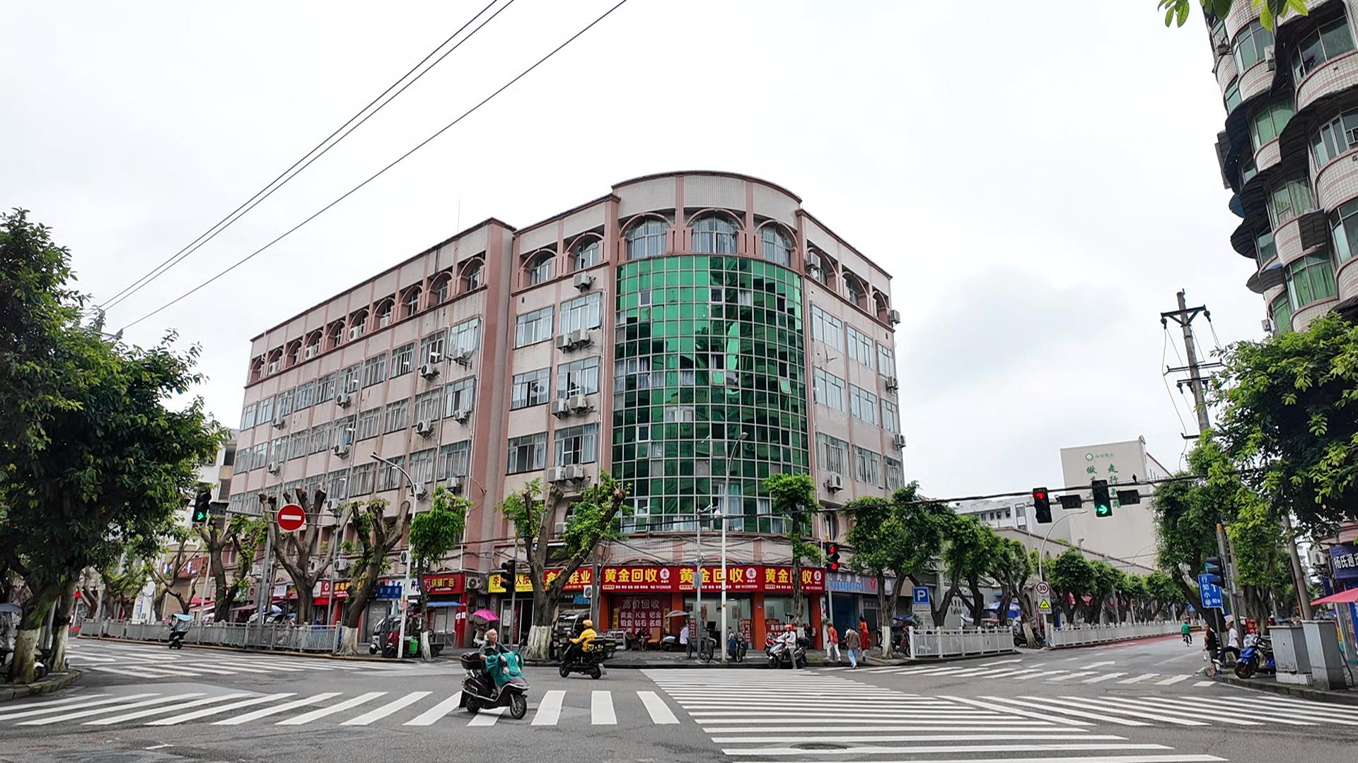摩托逆向行驶隐患大 安全市民出行要留意 