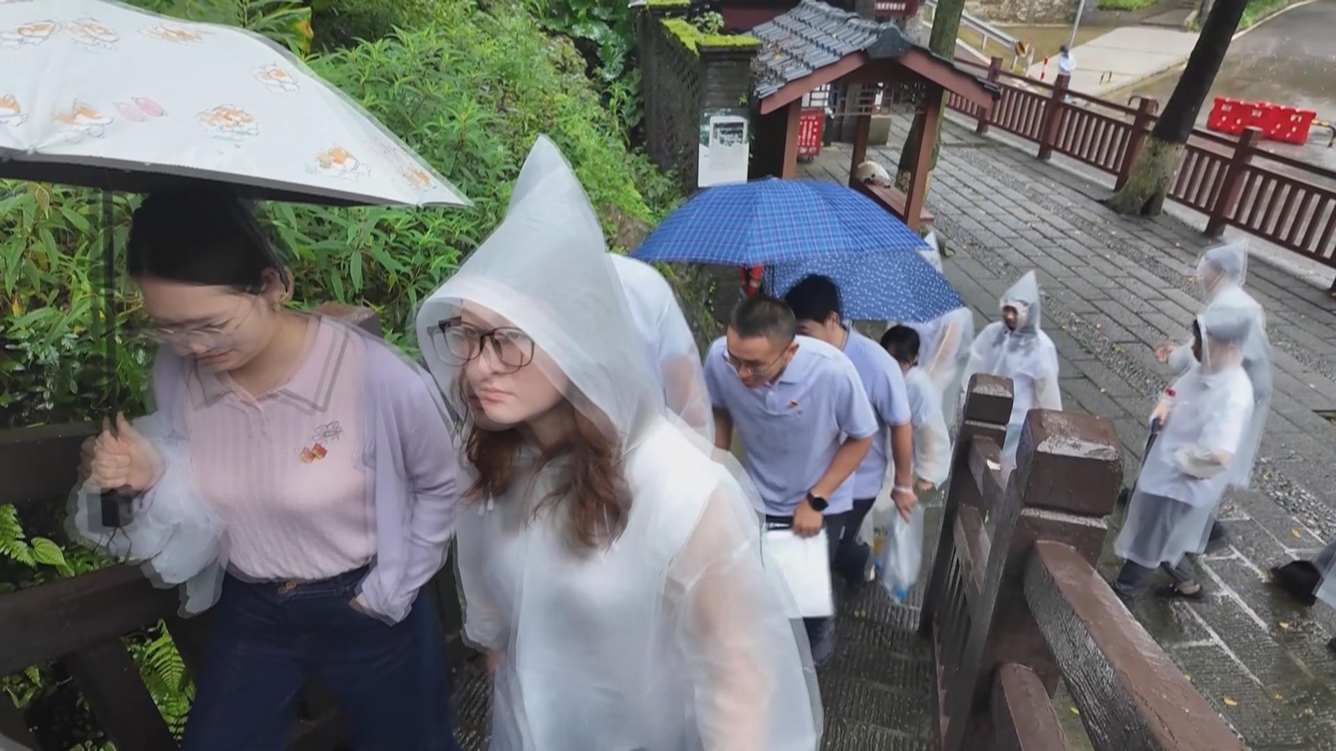 庆七一 百余党员团员青年重走解放路