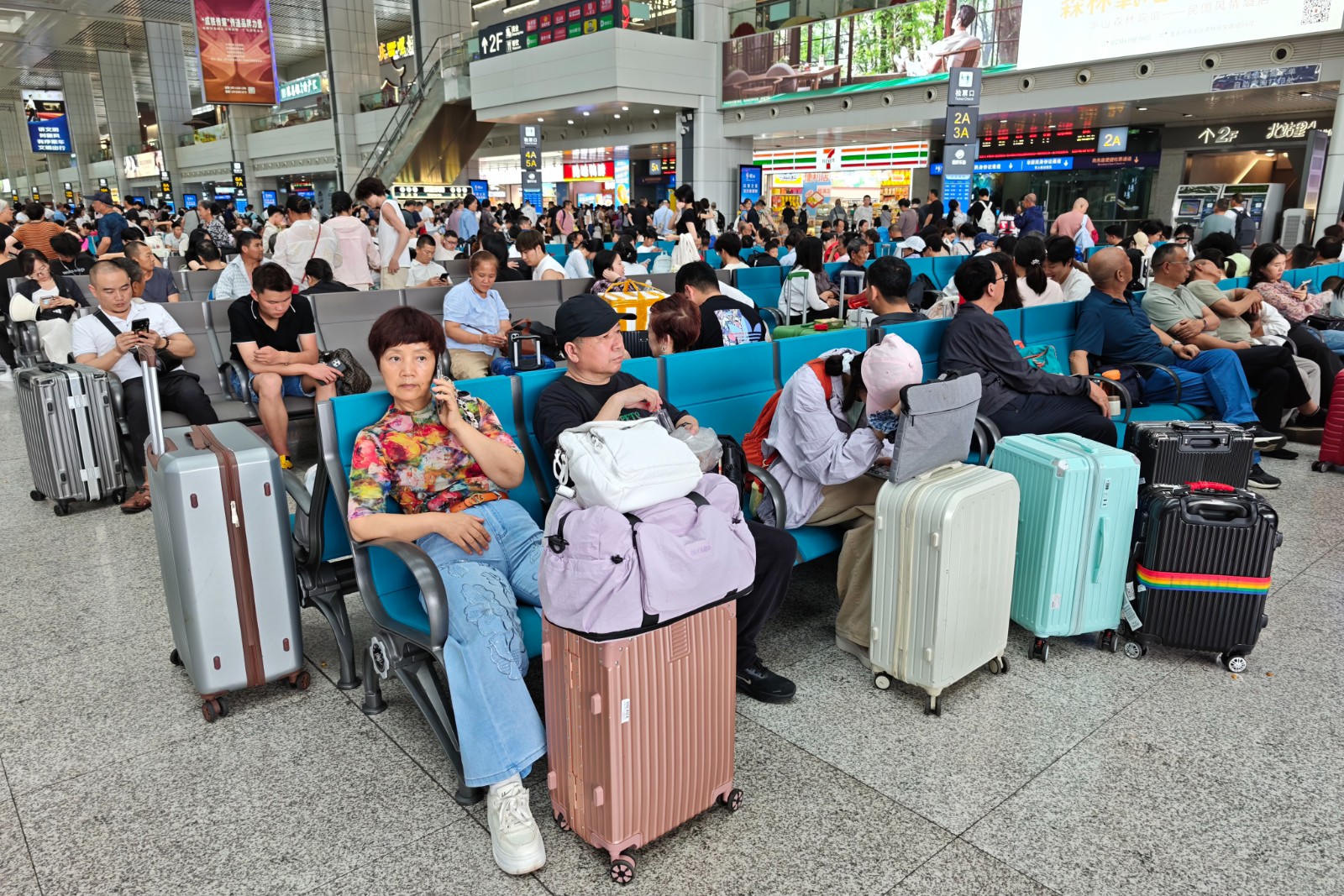 旅客在重庆北站候车厅内候车。汪亮 摄.jpg