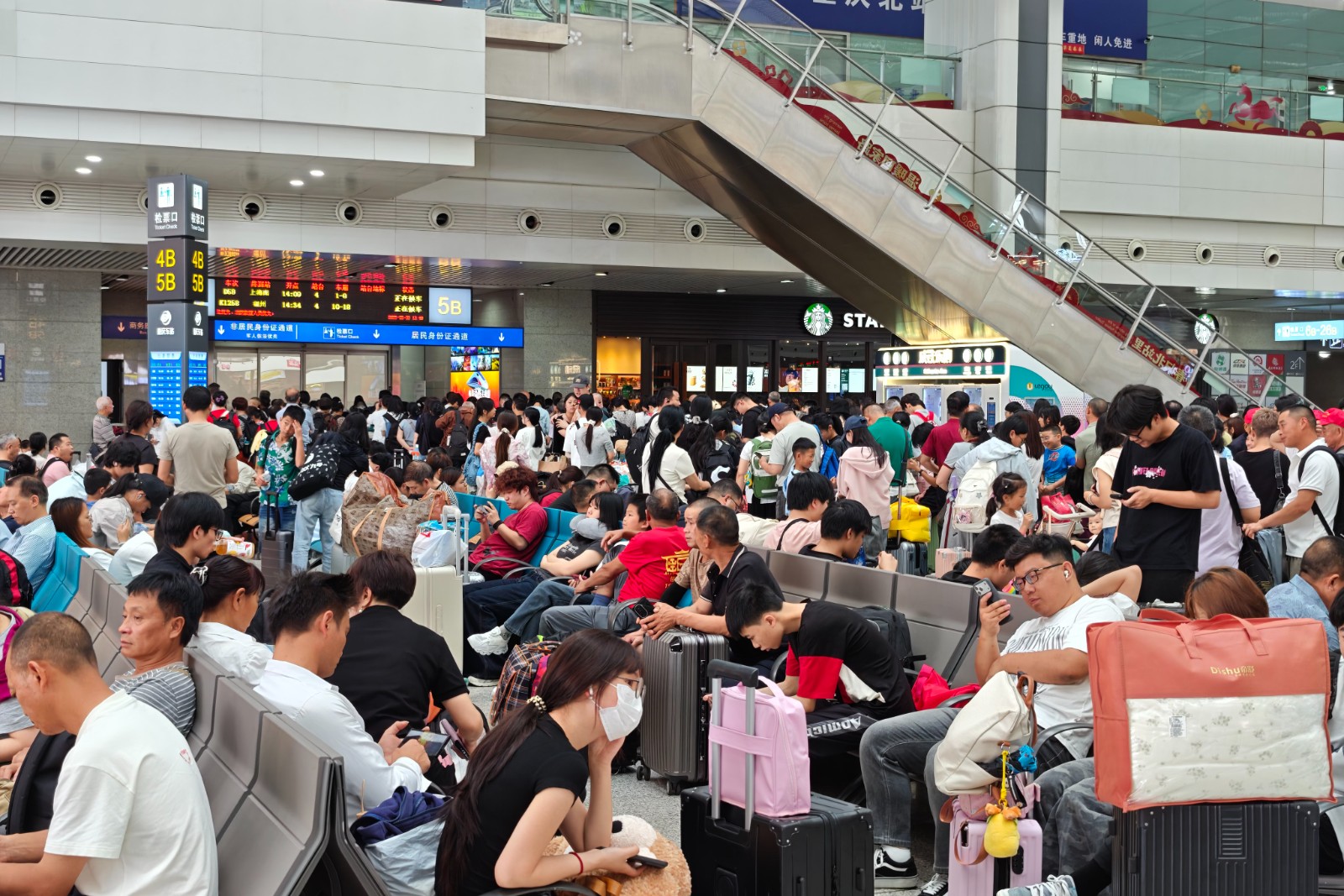 重庆北站旅客排队等候检票。汪亮 摄.jpg