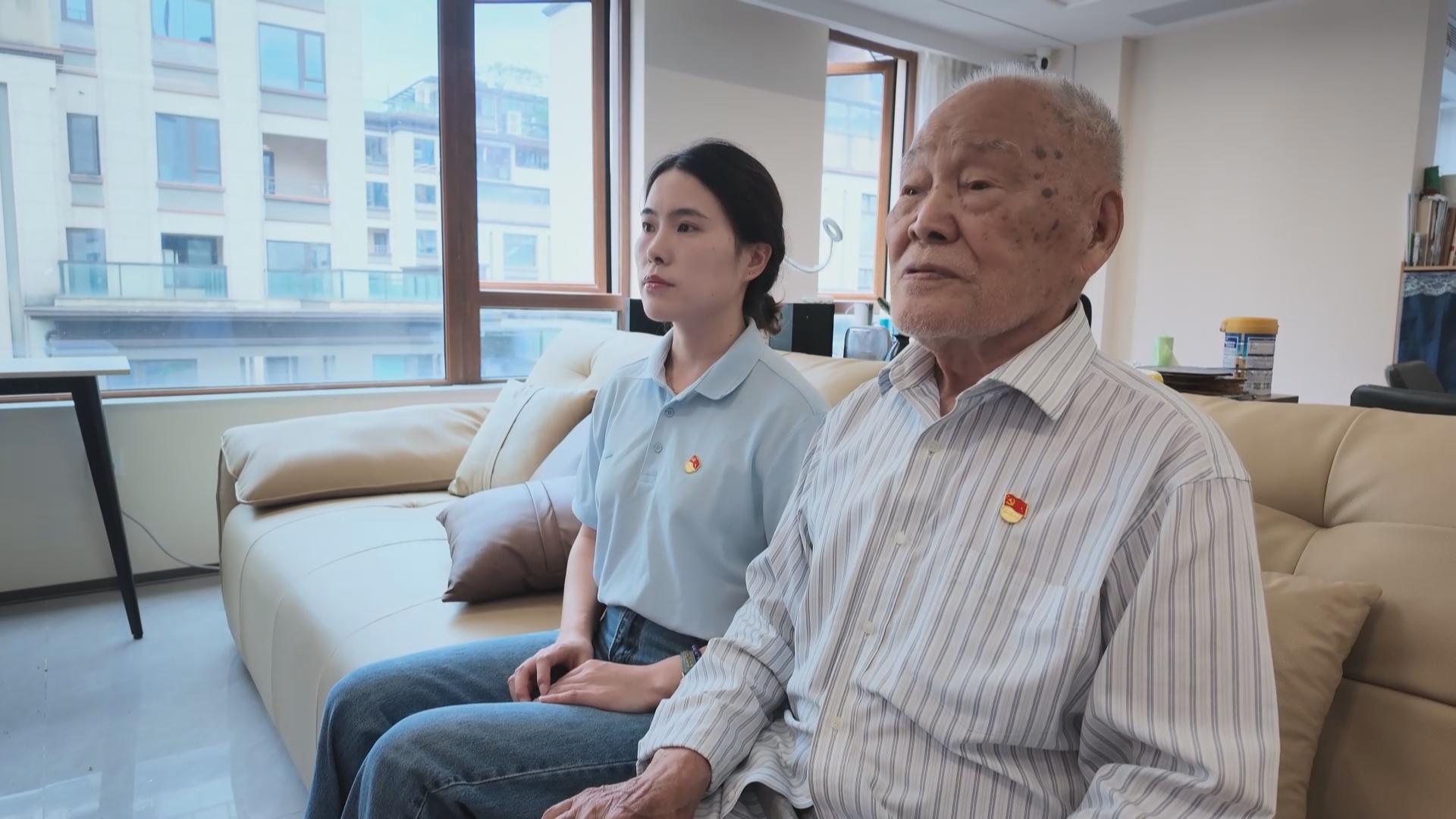 百岁初心永向党——104岁老党员国存海收听收看庆祝中国共产党成立105周年大会