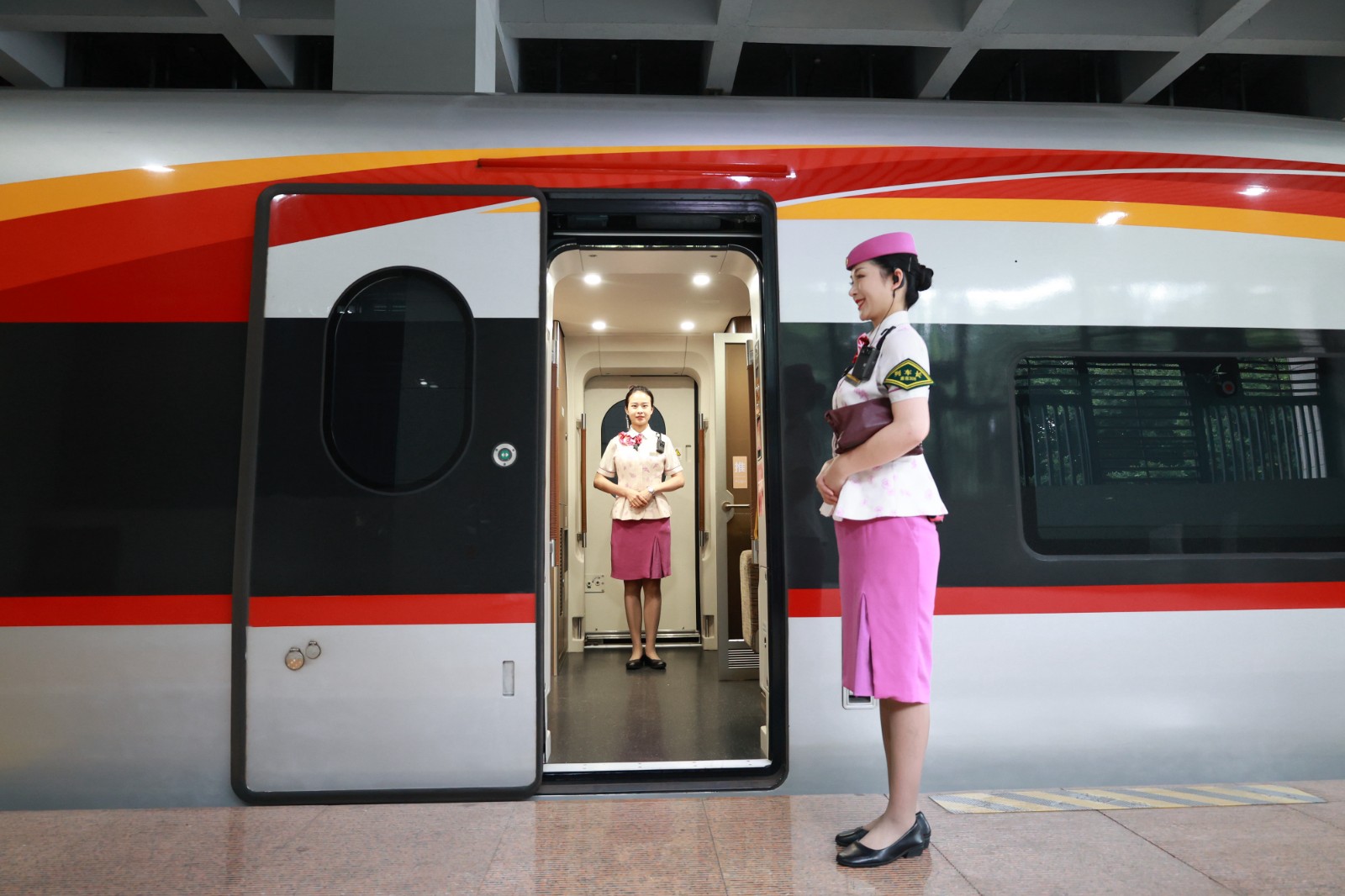列车工作人员迎接旅客上车。尹丽娟 摄.jpg