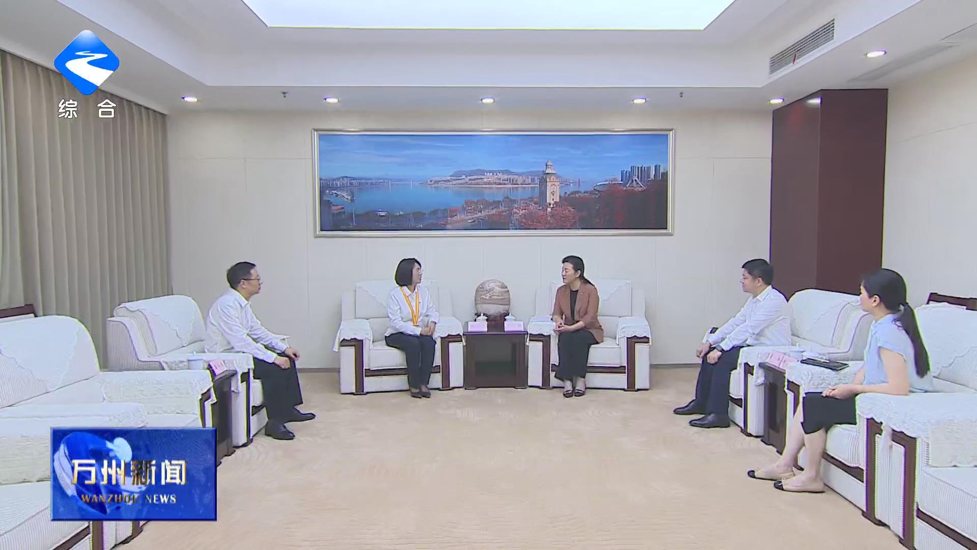 卢红会见我区全国“两优一先”表彰对象