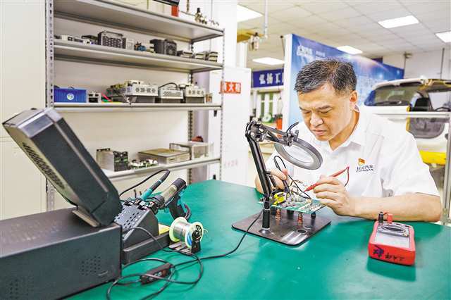 刘源在工作室内检查故障样品。记者 张春晓 摄/视觉重庆